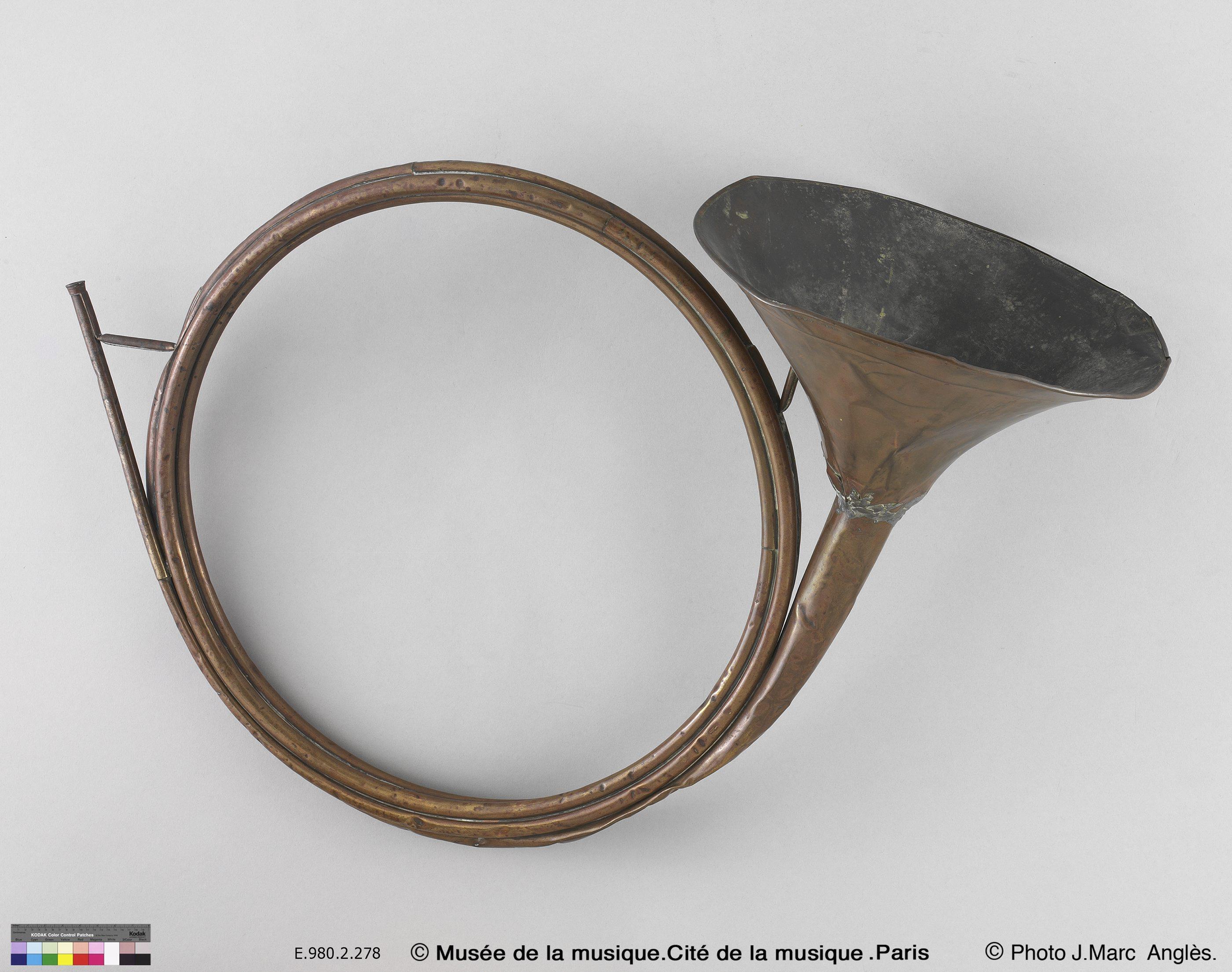 Trompe de chasse, modèle Dauphine - Collections du Musée de la musique -  Philharmonie de Paris - Pôle ressources