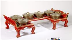 Gamelan : gongs bulbés sur châssis "jengglong" appelé "bonang ageng" | Anonyme