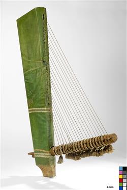 Fac-similé d'une harpe angulaire égyptienne conservée au musée du Louvre | Hallé, M.
